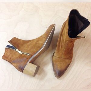 report signature suede ankle boots🐎